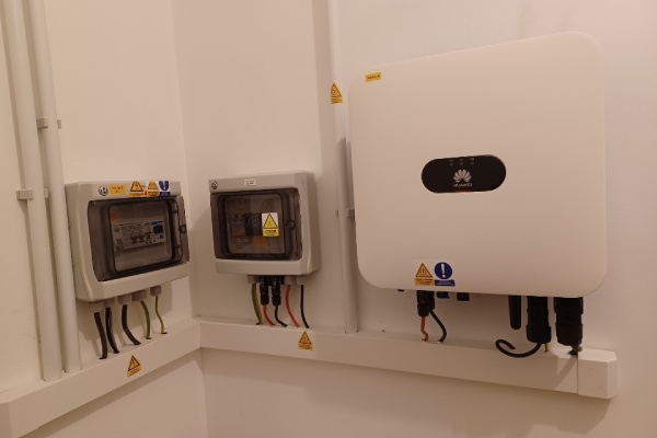 Installation de 6 panneaux Dualsun de 500Wc associé à un onduleur Hybride Huawei de 3kW