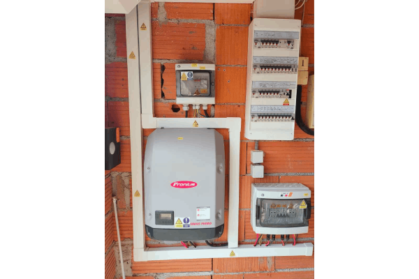 Installation de 16 panneaux Qcells de 400Wc associé à un onduleur Fronius 6kW